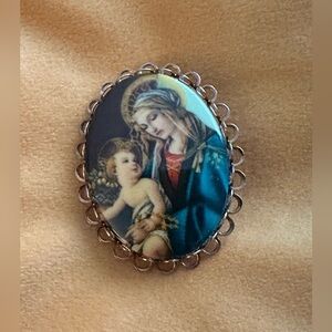 Vintage Scalloped Rimmed Cameo Religious Brooch